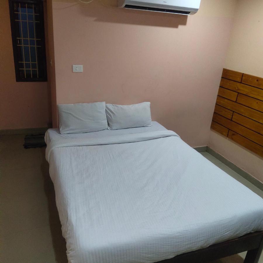 J J Residency Hotel Pondicherry Esterno foto
